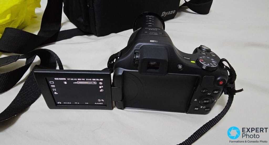 Kodak PIXPRO AZ652 de dos, écran orientable ouvert, menus actifs avec indicateur zoom x69, boutons AF, SET et DISP visibles