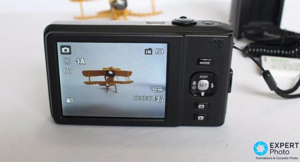 Kodak PIXPRO FZ151 vue de dos, écran LCD affichant un bimoteur miniature cadré avec icônes de stabilisation et 16M