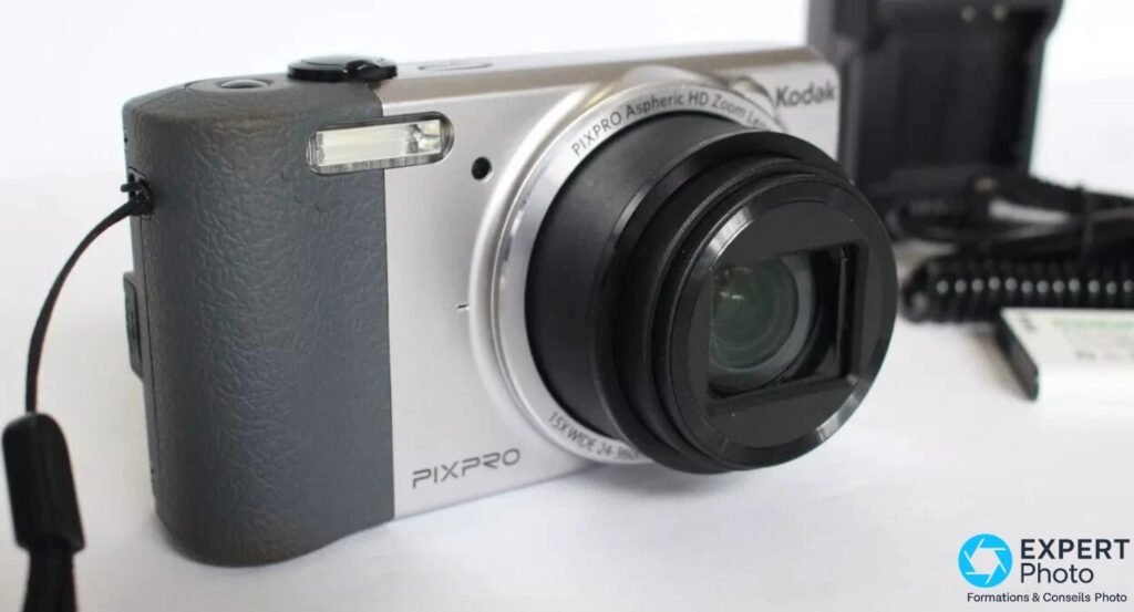 Kodak PIXPRO FZ151 trois quarts avant gauche, objectif zoom 15x sorti, inscription PIXPRO et logo Kodak visibles