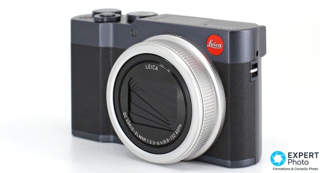 Leica C-Lux vu de face, logo Leica rouge, objectif DC Vario-Elmar 24-360 mm rétracté et revêtement cuir noir.