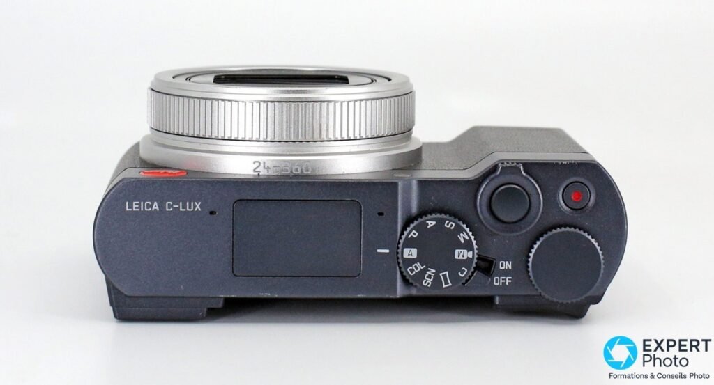 Leica C-Lux vu de dos, écran tactile fixe 3 pouces, viseur électronique à gauche et boutons de commande à droite.