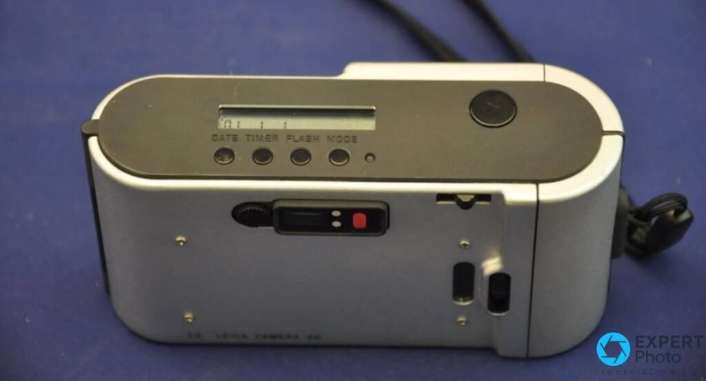 Leica C2 vu du dessus avec écran LCD, boutons Date, Timer, Flash, Mode, déclencheur et marquage Leica Camera AG. 