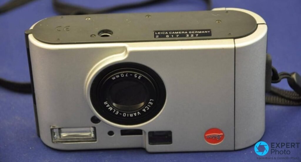 Leica C2 argentique de face, plaque Leica Camera Germany 2 817 327 et objectif Vario-Elmar 35-70 mm visibles.