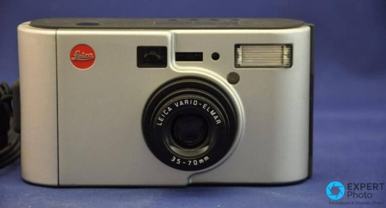 Compact argentique Leica C2 de face, logo Leica rouge, viseur, flash intégré et objectif Vario-Elmar 35-70 mm.