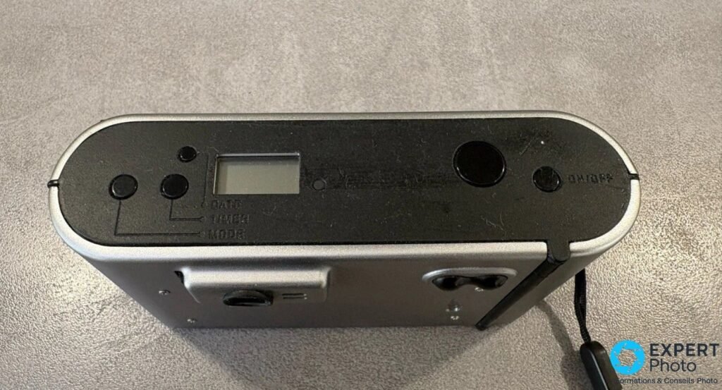 Leica C3 vu de dessus zoom rétracté, écran LCD, boutons DATE TIMER MODE et déclencheur, profil compact visible