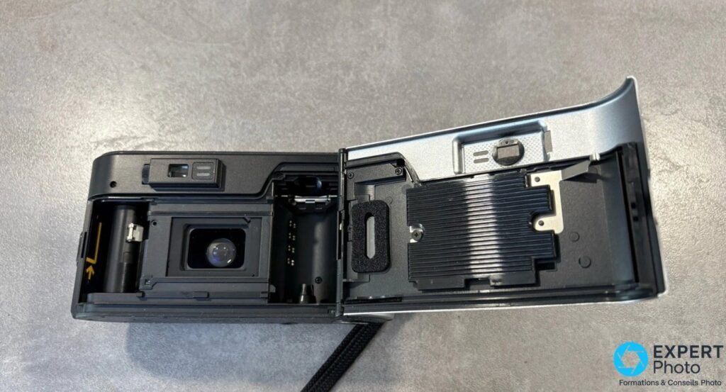 Leica C3 dos ouvert, chambre à film 35 mm vide, presse-pellicule noir et rails d'entraînement de la pellicule