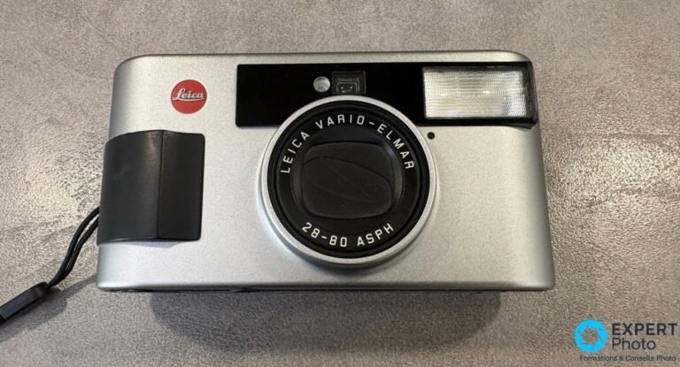 Leica C3 face avant, logo Leica rouge, objectif Leica Vario-Elmar 28-80 mm ASPH, flash intégré et poignée noire