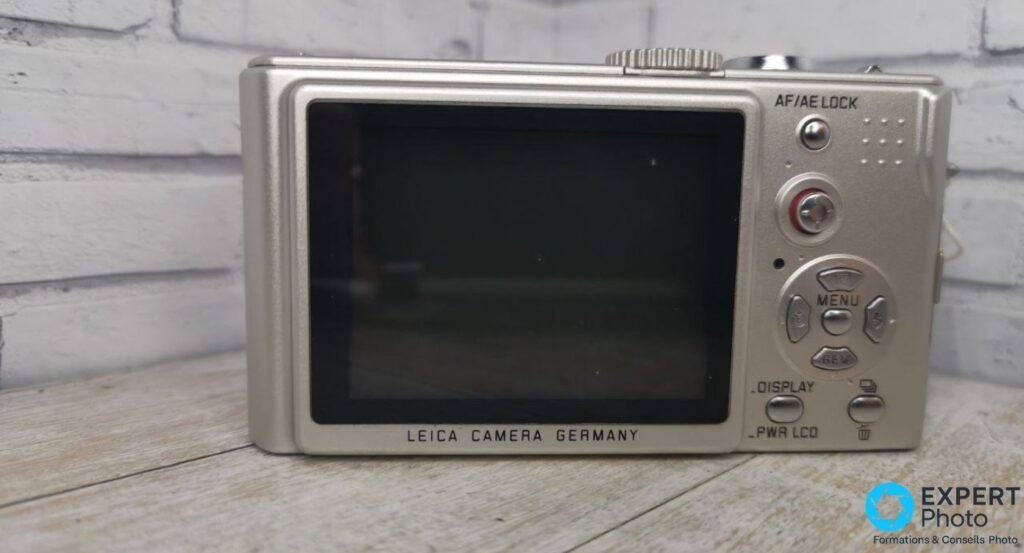 Leica D-Lux 2 vu de dos, écran LCD 2,5 pouces, boutons MENU, DISPLAY, PWR LCD et mention Leica Camera Germany