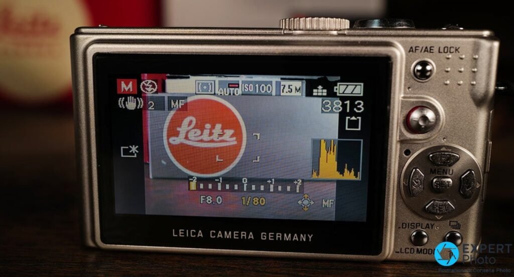 Leica D-Lux 3 écran LCD 2,8 pouces allumé, mode M, ISO 100, F8.0, 1/80s, histogramme affiché.