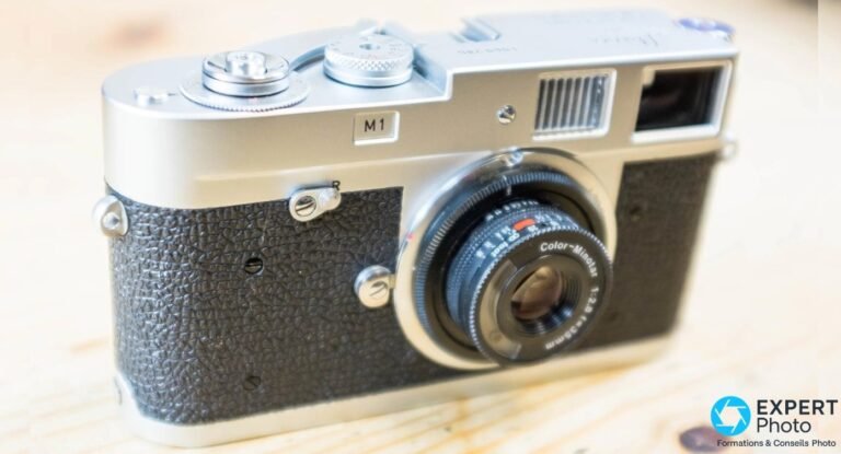 Test Leica M1 : le télémétrique Leica privé de son télémètre Leica M1 chromé vu de trois-quarts avant avec objectif Color-Minotar 35 mm f/2.8 monté, posé sur plan en bois clair.