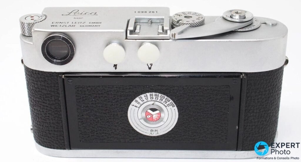 Leica M1 chromé vu de dos, œilleton du viseur, prises de synchro flash et rappel de sensibilité ASA/DIN circulaire incrusté.