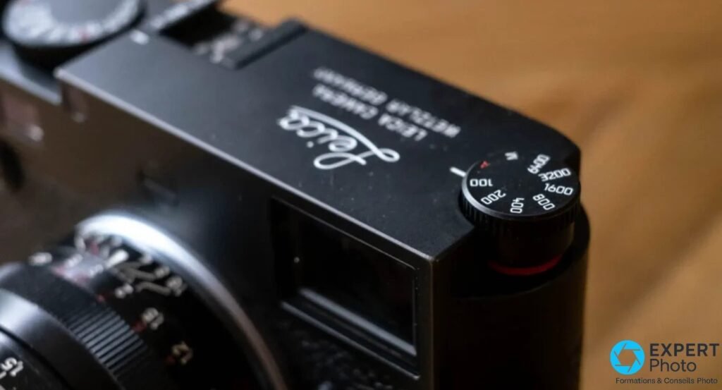 Gros plan oblique sur le capot du Leica M10-P : molette ISO 100 à 6400 et gravure « Leica Wetzlar Germany »