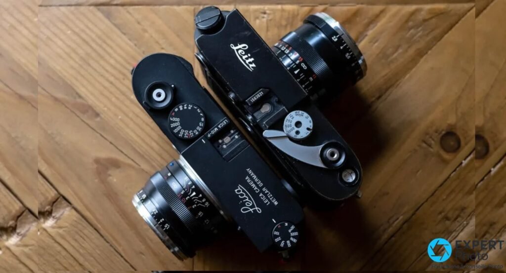 Leica M10-P noir et boîtier Leitz argentique noir vintage côte à côte, vus de dessus, optiques vintage montées.