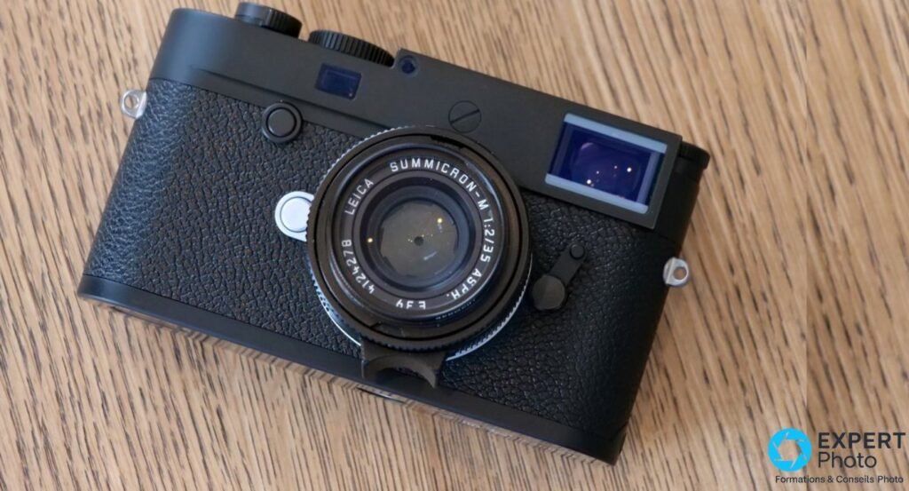 Leica M10-P noir équipé du Summicron-M 35 mm f/2 ASPH, vue plongée trois-quarts, viseur télémétrique avec reflet bleu. 