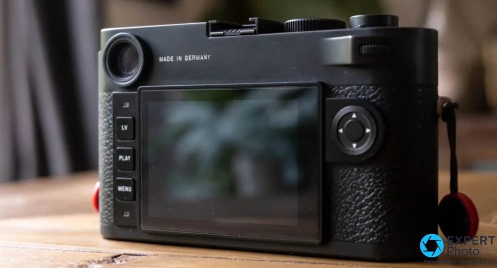 
Leica M10-P vu de l'arrière avec écran tactile 3 pouces, viseur télémétrique, boutons LV PLAY MENU et joypad.