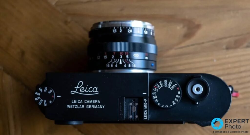Leica M10-P vu de dessus, gravure « Leica Wetzlar Germany » et plaque « Leica M10-P », optique vintage à échelle DOF.