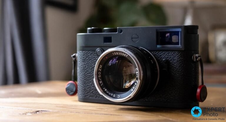 Leica M10-P noir équipé d'un Carl Zeiss C Sonnar 1,5/50 ZM, vue de face en trois-quarts, fond bokeh éditorial.