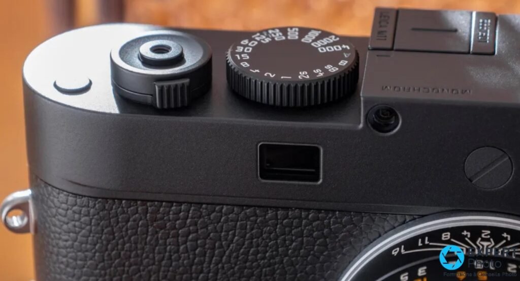Leica M11 Monochrom : capot avec gravure MONOCHROM, molette de vitesses et déclencheur souple visibles.