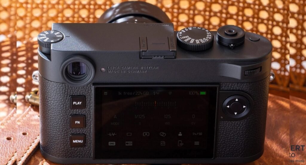 Leica M11 Monochrom vu de dos, écran allumé en mode prise de vue : A, 1/125 s, ISO 125, jauge d'exposition.