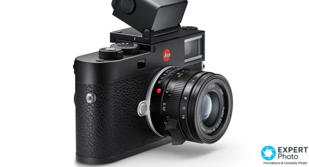 Leica M11 noir vu de 3/4 avant avec viseur électronique externe monté sur la griffe et APO-Summicron-M 35 mm.