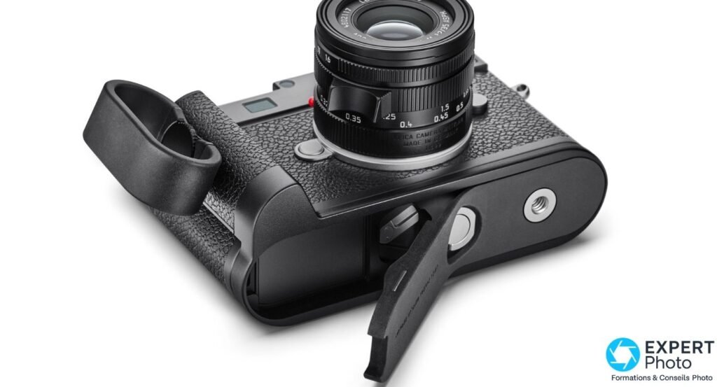 Leica M11 noir vu en plongée dessous avec poignée hand-grip à dragonne finger-loop et objectif APO-Summicron-M 35 mm.