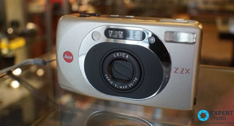 Leica Z2X de face argenté avec objectif Vario-Elmar 35-70 rétracté, logo Leica rouge, marquage Z2X rouge, flash intégré