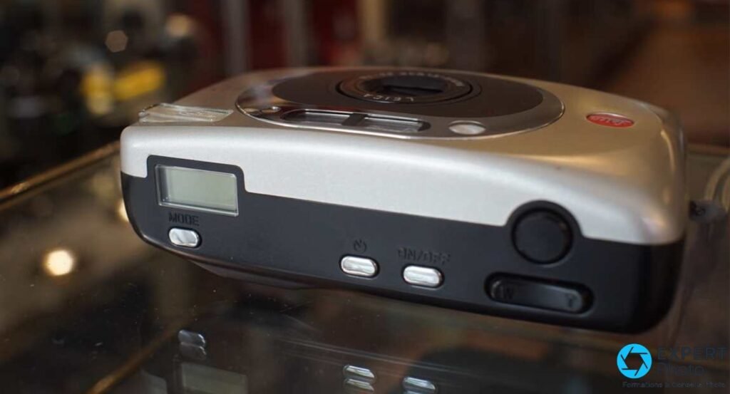 Leica Z2X vu de dessus avec écran LCD, boutons MODE, retardateur, ON-OFF, déclencheur et levier de zoom W-T