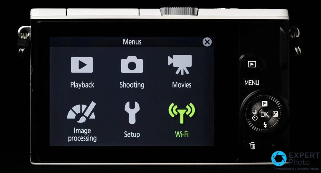 Écran LCD tactile du Nikon 1 J4 affichant les six icônes du menu principal avec Wi-Fi surligné en vert