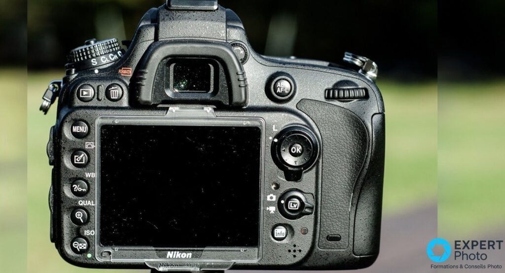 Nikon D600 vu de dos, écran LCD éteint, viseur avec oculaire, boutons MENU WB QUAL ISO et molette de navigation. 