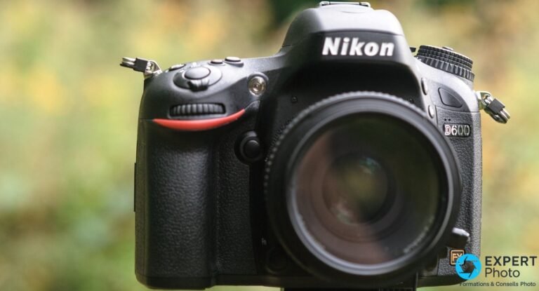 Nikon D600 reflex plein format, vue de face trois-quarts avec objectif, logo Nikon et badge FX visibles.