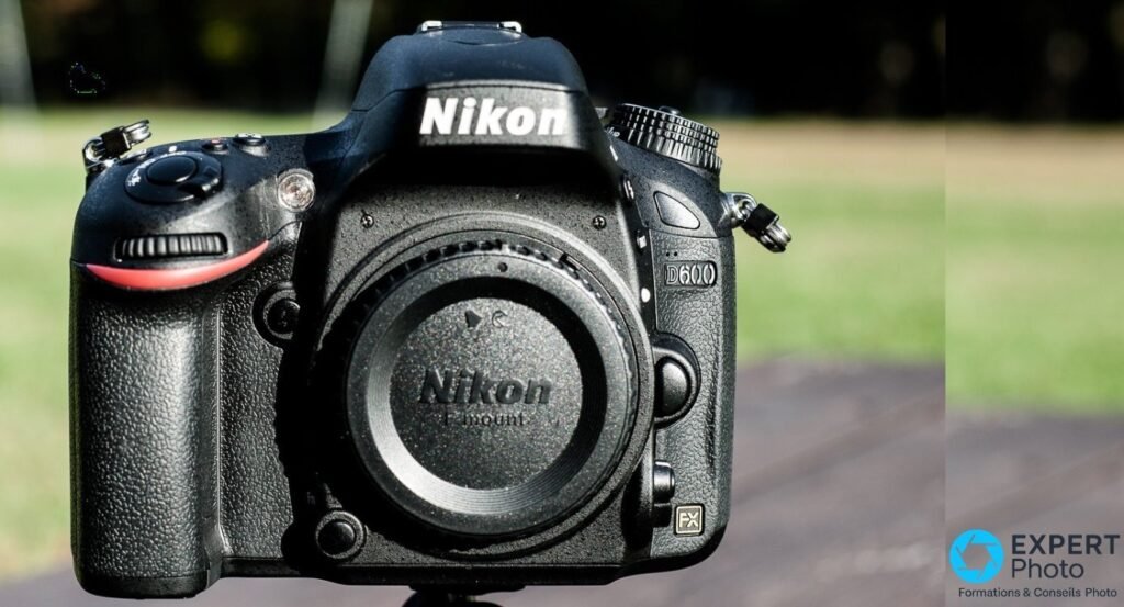 Nikon D600 boîtier nu vu de face, monture Nikon F-mount exposée avec inscription gravée et badge FX 