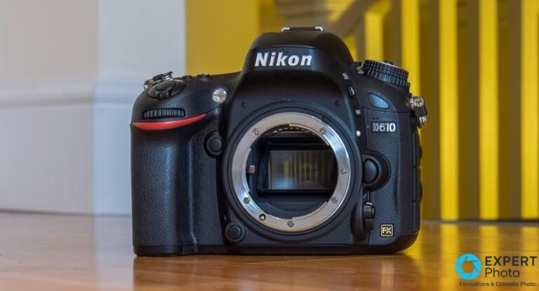 Nikon D610 boîtier nu de face, monture Nikon F ouverte avec miroir, logo Nikon sur pentaprisme, badge FX en bas à droite