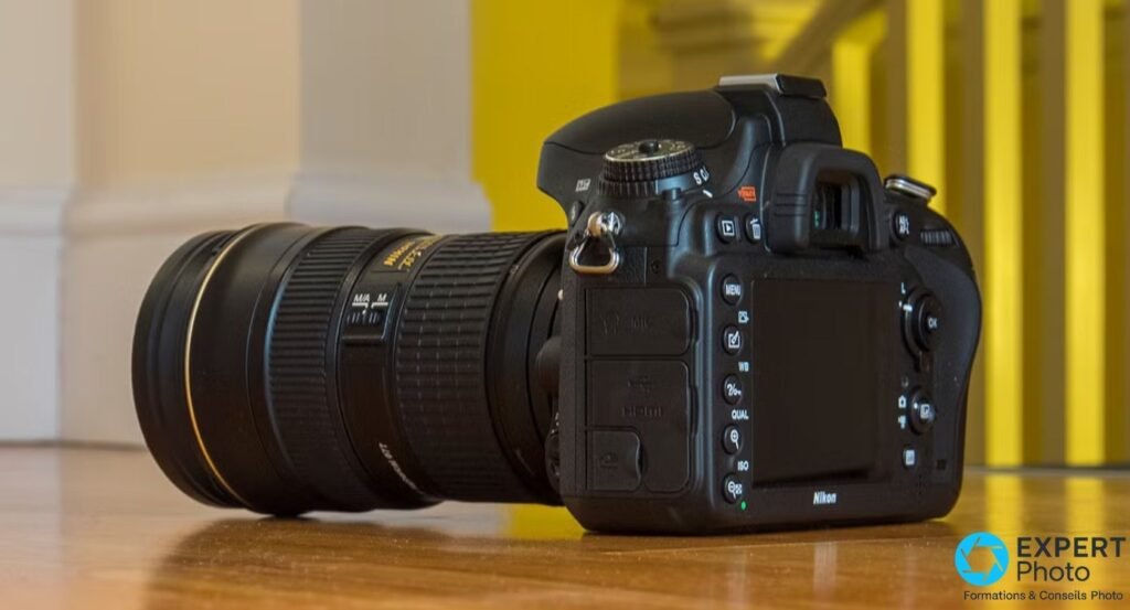 Nikon D610 de côté avec zoom Nikon monté, bagues de mise au point et AF visibles, dos avec écran LCD et boutons 
