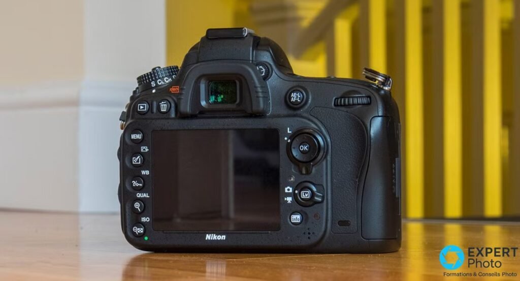 Nikon D610 vu de dos, écran LCD 3,2 pouces éteint, boutons MENU WB QUAL ISO, viseur optique et molette de sélection AF