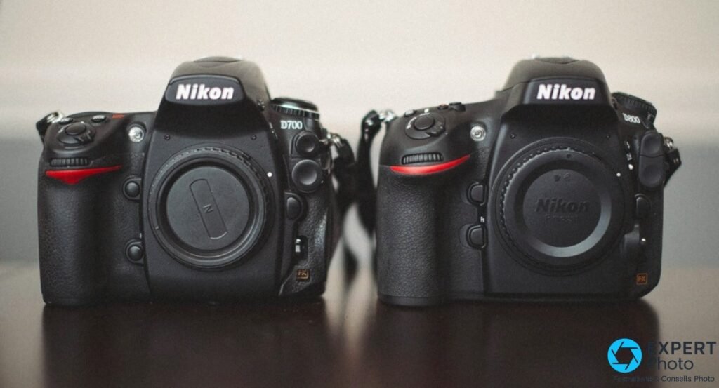 Nikon D700 à gauche et Nikon D800 à droite posés côte à côte, bouchons de monture FX, fond sombre 
