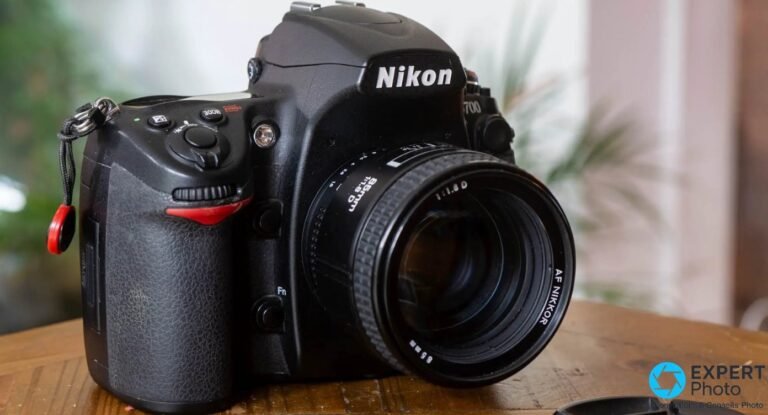 Nikon D700 vu de dos sur fond rose, écran LCD noir, viseur, boutons MENU AE-L AF-L AF-ON et molette AF