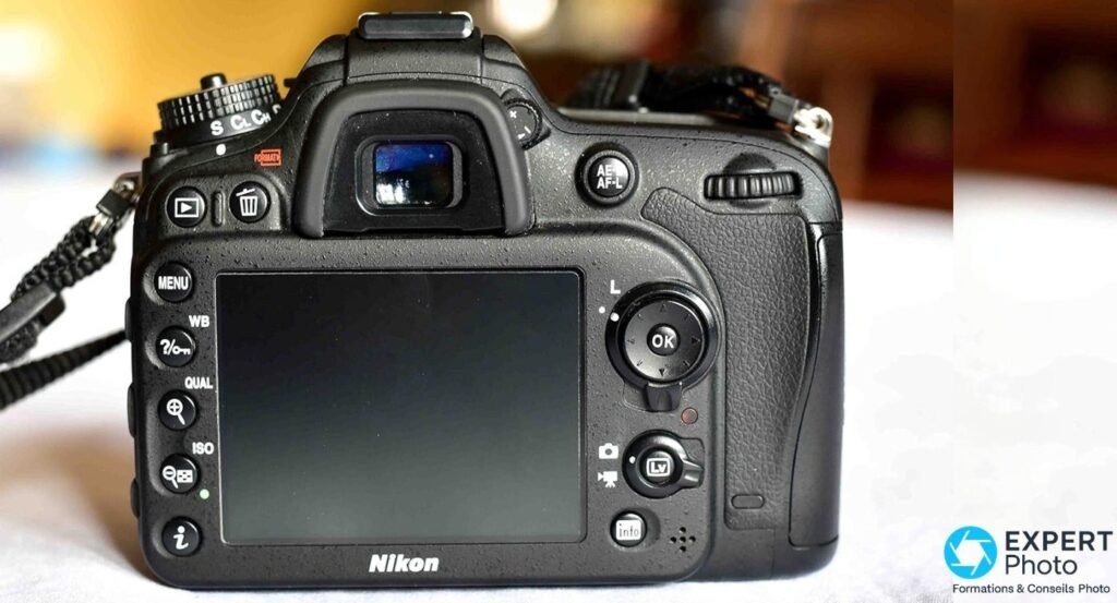 Nikon D7100 vu de dos, écran 3,2 pouces, oeilleton viseur, boutons MENU WB ISO QUAL et molette de navigation