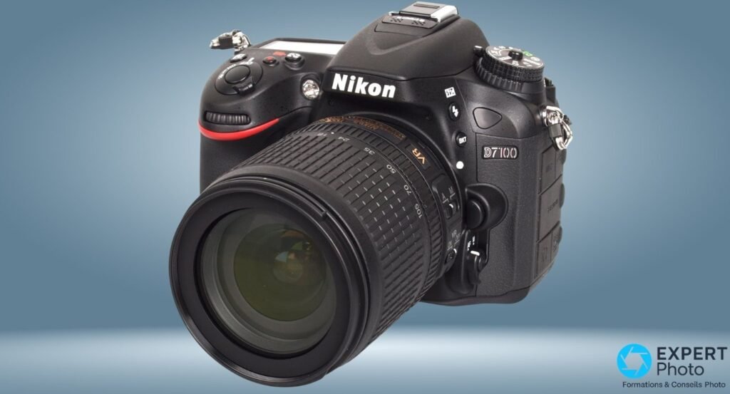 Nikon D7100 vu de trois-quarts avant avec objectif 18-105mm f/3.5-5.6G VR monté, fond bleu dégradé