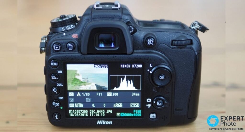 Dos du Nikon D7200 avec écran LCD allumé affichant falaises, histogramme et données EXIF : 1/80, F11, ISO 200, 34mm