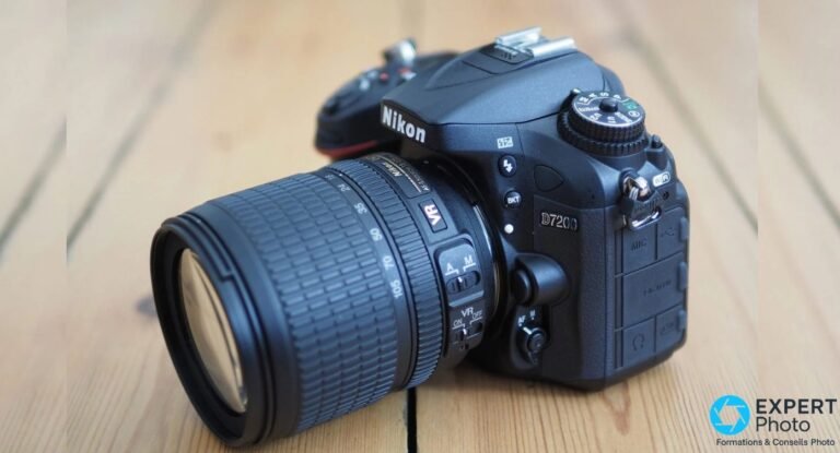Nikon D7200 boîtier noir avec zoom Nikkor 18-105mm VR monté, posé sur surface bois, logo D7200 visible en face