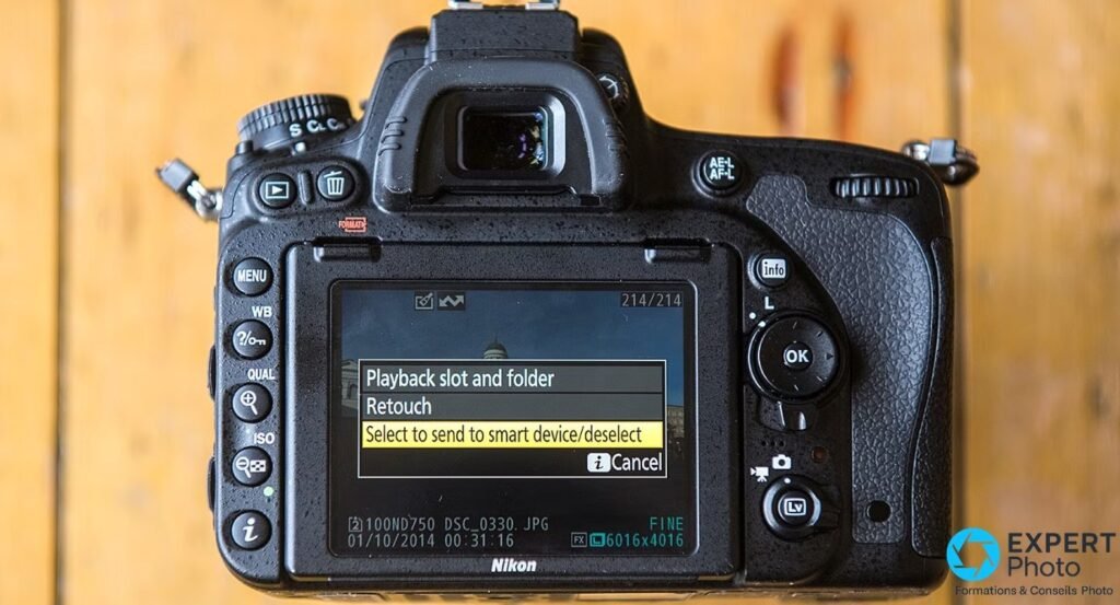 Nikon D750 de dos, écran LCD affichant menu Wi-Fi transfert smartphone, compteur 214 images, boutons MENU WB ISO et navigation