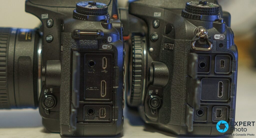 Nikon D7500 (gauche, Wi-Fi + Bluetooth) et D7200 (droite) côte à côte, ports HDMI, USB et micro ouverts sur les deux boîtiers