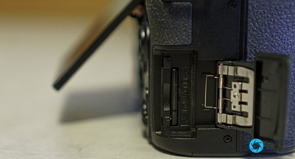 Nikon D7500, porte du logement SD ouverte, slot SD unique vide avec mécanisme d'éjection, absence de double slot illustrée 