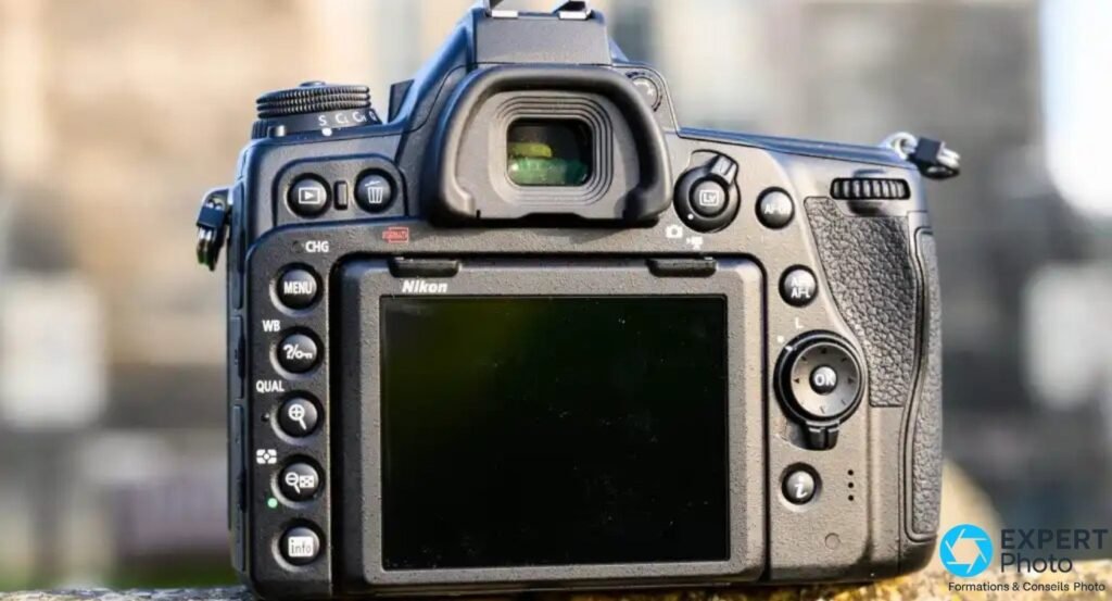 Nikon D780 arrière, écran LCD éteint, viseur pentaprisme en saillie, boutons MENU WB QUAL et molette OK droite 