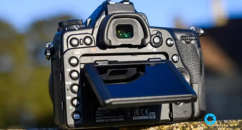 Nikon D780 arrière, écran inclinable basculé vers le bas, étiquette Nikon Digital Camera D780 Made in Thailand visible