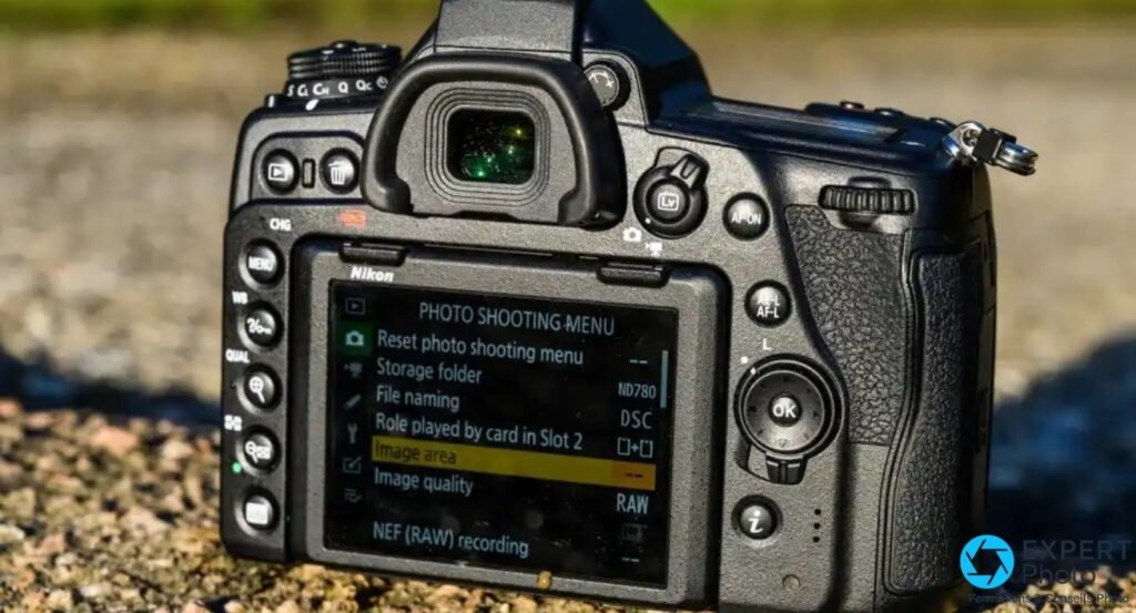 Nikon D780 arrière, menu Photo Shooting Menu sur écran LCD, options RAW et Image area visibles, viseur et touches