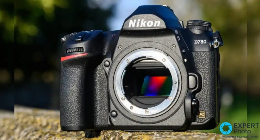 Nikon D780 boîtier nu face avant, monture Nikon F ouverte, capteur plein format FX aux reflets arc-en-ciel, badge FX