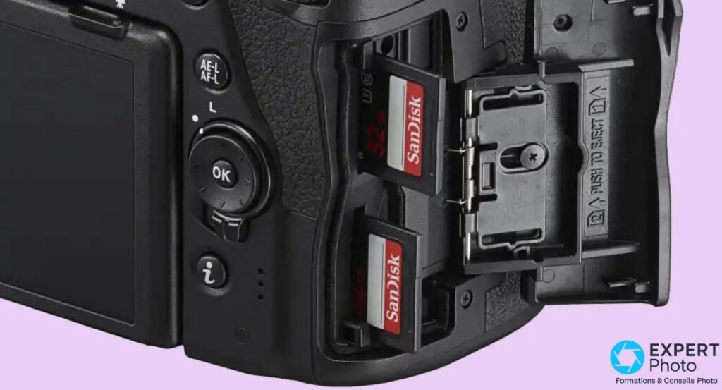 Nikon D780 trappe latérale ouverte, deux cartes SD SanDisk dans les slots UHS-II, boutons AE-L et OK visibles