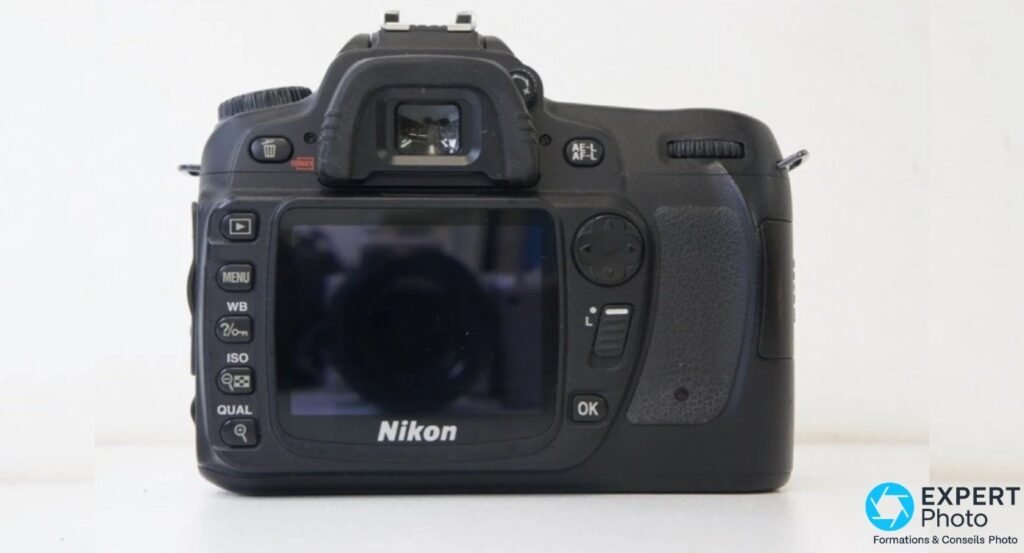 Dos du Nikon D80 : écran LCD allumé, oculaire du viseur, boutons MENU WB ISO QUAL AE-L AF-L et molette de navigation