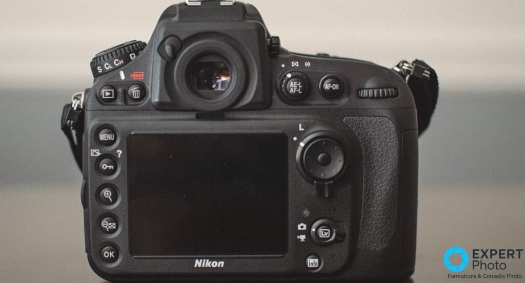 Face arrière du Nikon D800, écran LCD arrière éteint, oeilleton du viseur, boutons MENU, AE-L, AF-ON, OK et Lv
